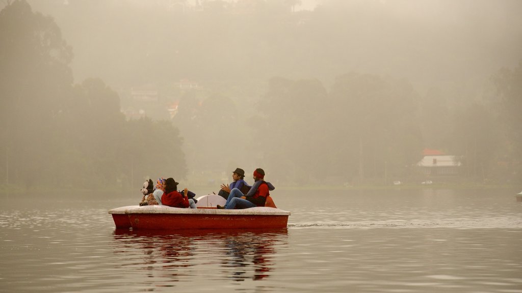 Kodaikanal que incluye deportes acuáticos y un lago o abrevadero y también un pequeño grupo de personas