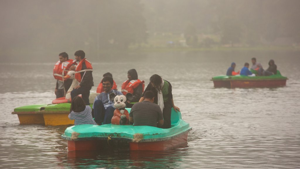 Kodaikanal ofreciendo deportes acuáticos y un lago o espejo de agua y también un pequeño grupo de personas