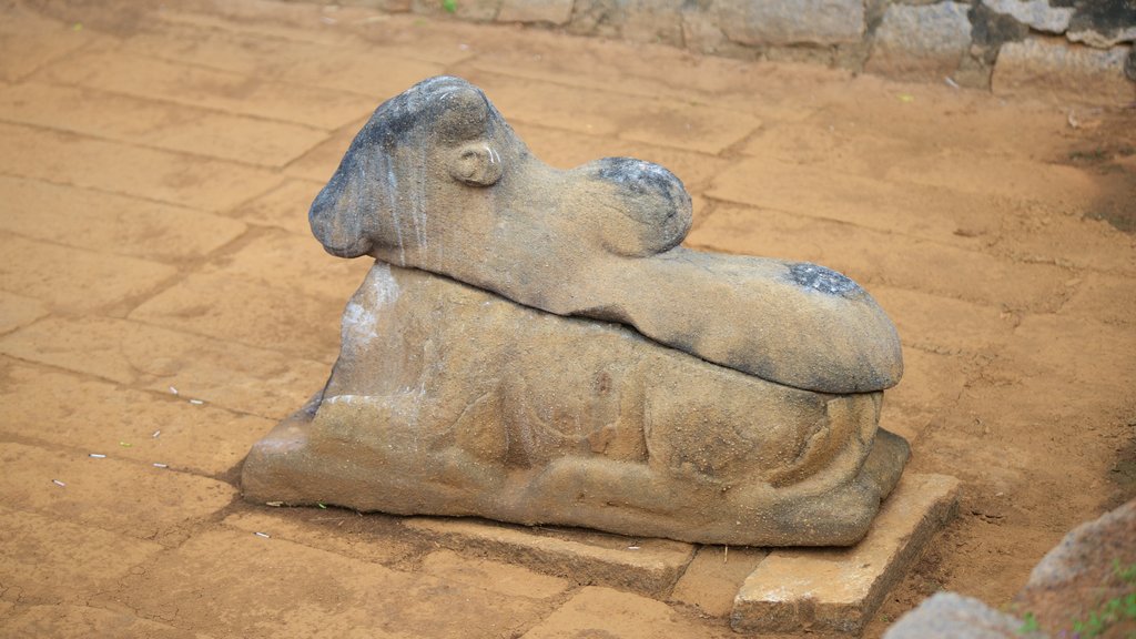 Caverna do Tigre que inclui elementos de patrimônio e um monumento