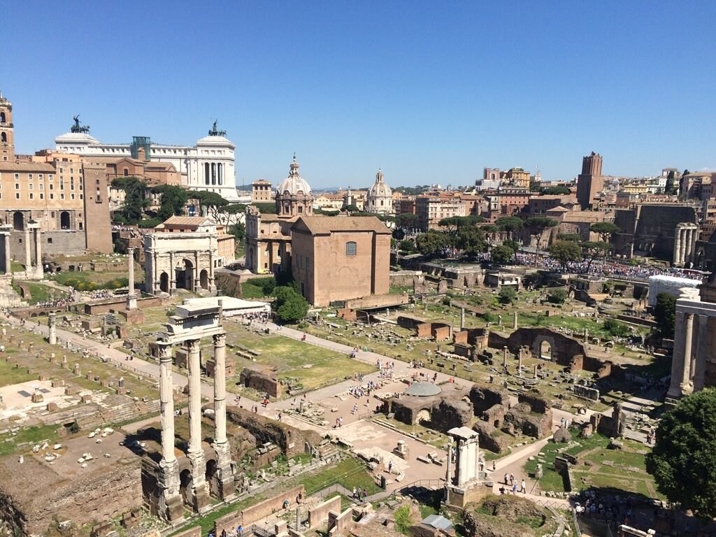 <figcaption>Roman Forum</figcaption>, Fußball-EM