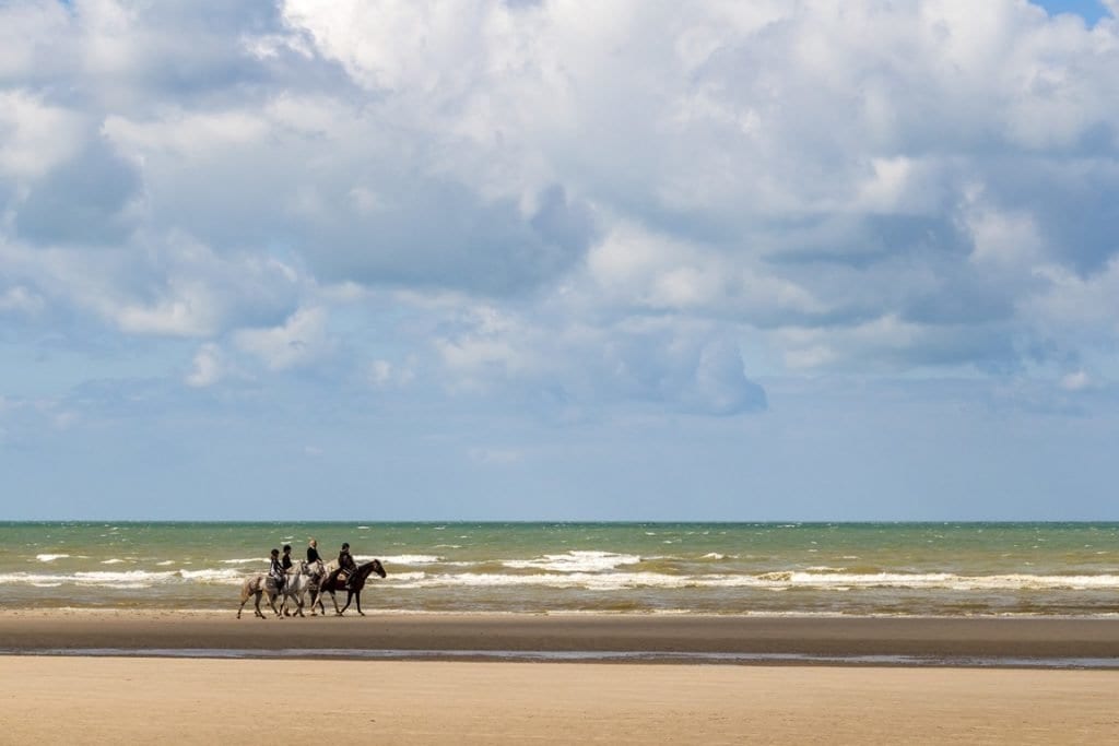 Reiter am Strand der Normandie, Reiseziel Frankreich