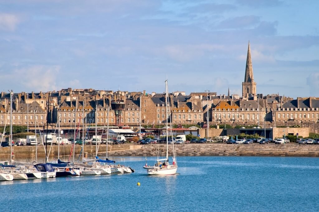Boote in St. Malo, Bretagne, Reiseziel Frankreich