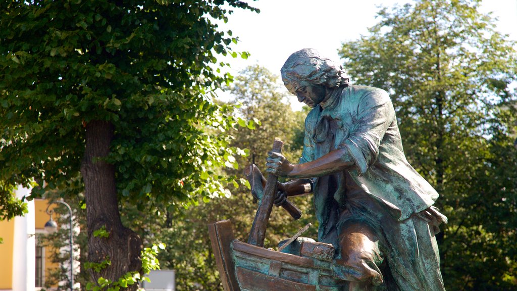 Embarcadero del almirantazgo que incluye una estatua o escultura