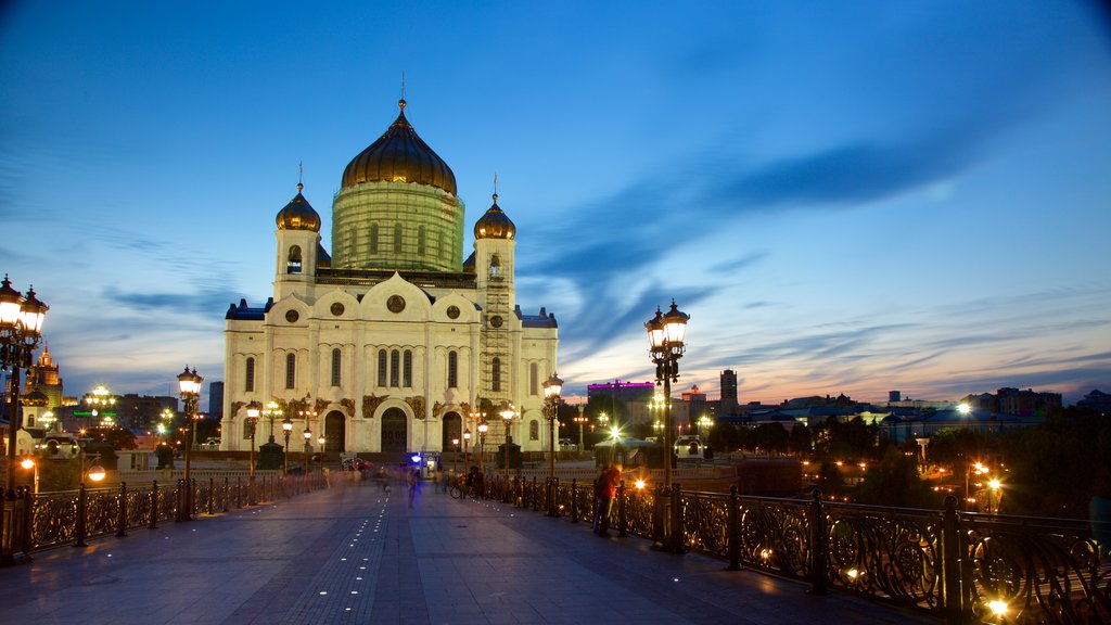 Kathedrale von Christus dem Erlöser welches beinhaltet bei Nacht und historische Architektur