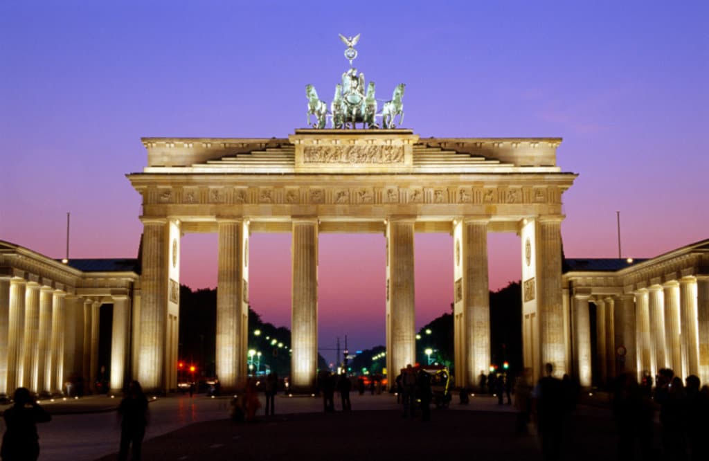 
 
<figcaption>Getty Images</figcaption>” /><figcaption>Getty Images</figcaption></figure>
<p><strong>Expedia feiert die Reisewende</strong>  <br />Der 3. Oktober 1990, das ist auch eine wirkliche Reisewende: Mit dem Fall der Mauer eröffneten sich für Menschen aus Ost und West neue Urlaubsziele, und das gegenseitige Bereisen war und ist seitdem ein wichtiger Treiber für das Zusammenwachsen des neuen Deutschlands. Was ist euer eindrücklichstes Erlebnis an die Wende und den ersten Urlaub auf der “anderen Seite”? Teilt eure Erinnerungen jetzt auf <a href=