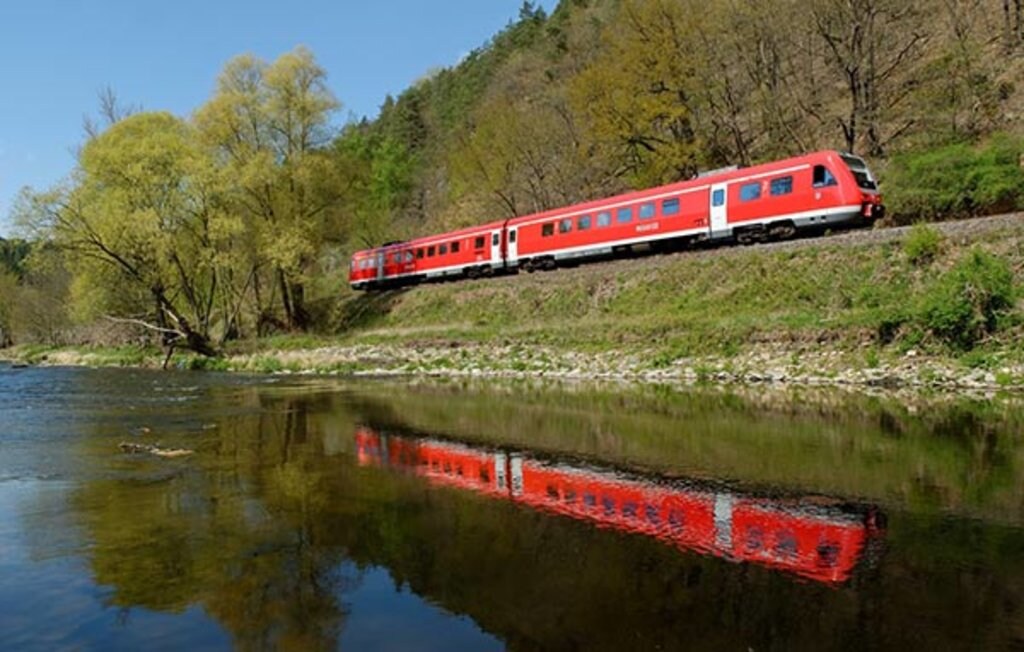 Entlang der vielen Flüsse reist es sich besonders schön © Deutsche Bahn AG