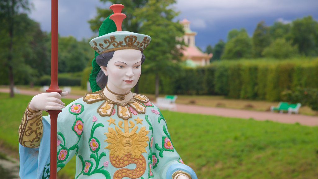 Palacio de Alejandro que incluye una estatua o escultura