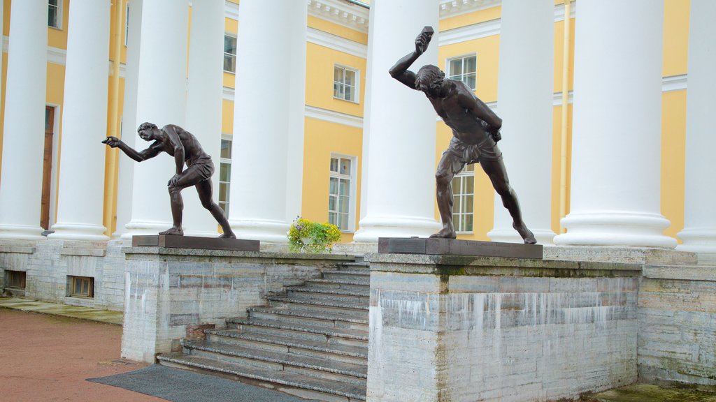 Palacio de Alejandro que incluye una estatua o escultura