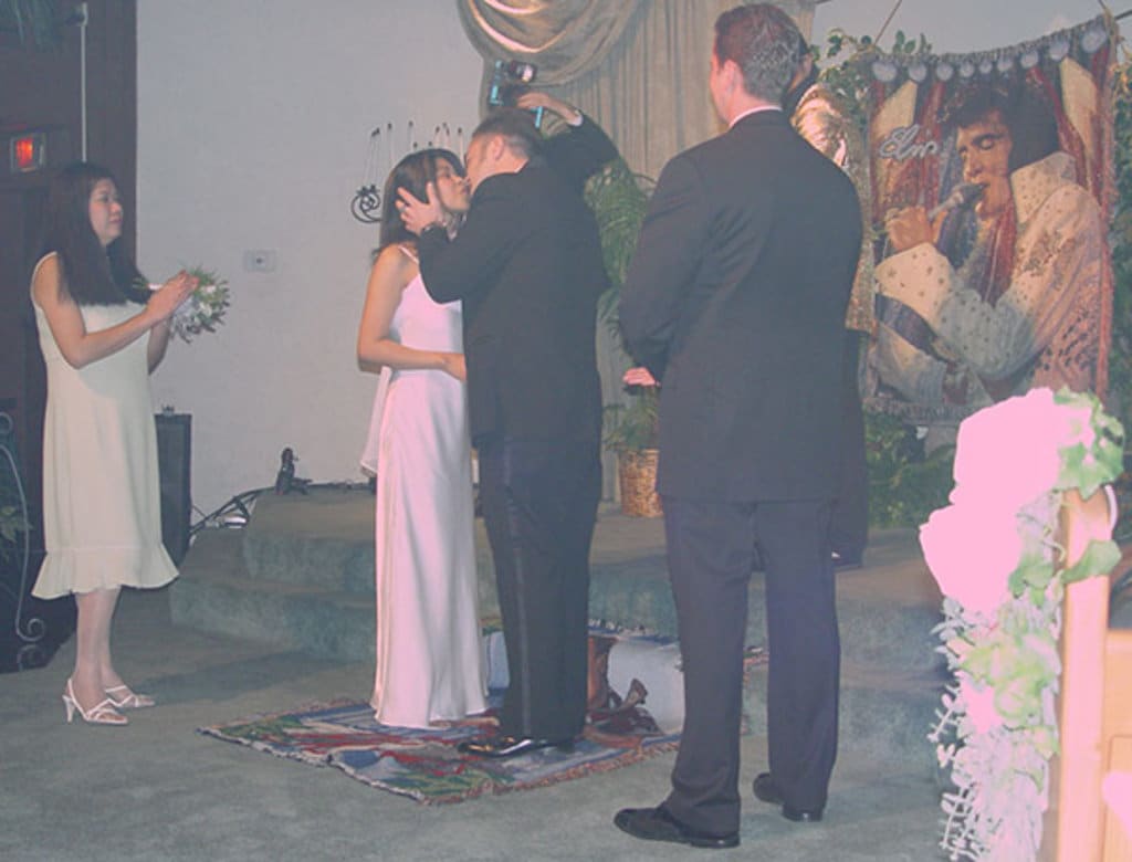 Der Hochzeitskuss vor Pastor Elvis, Heiraten in Las Vegas
