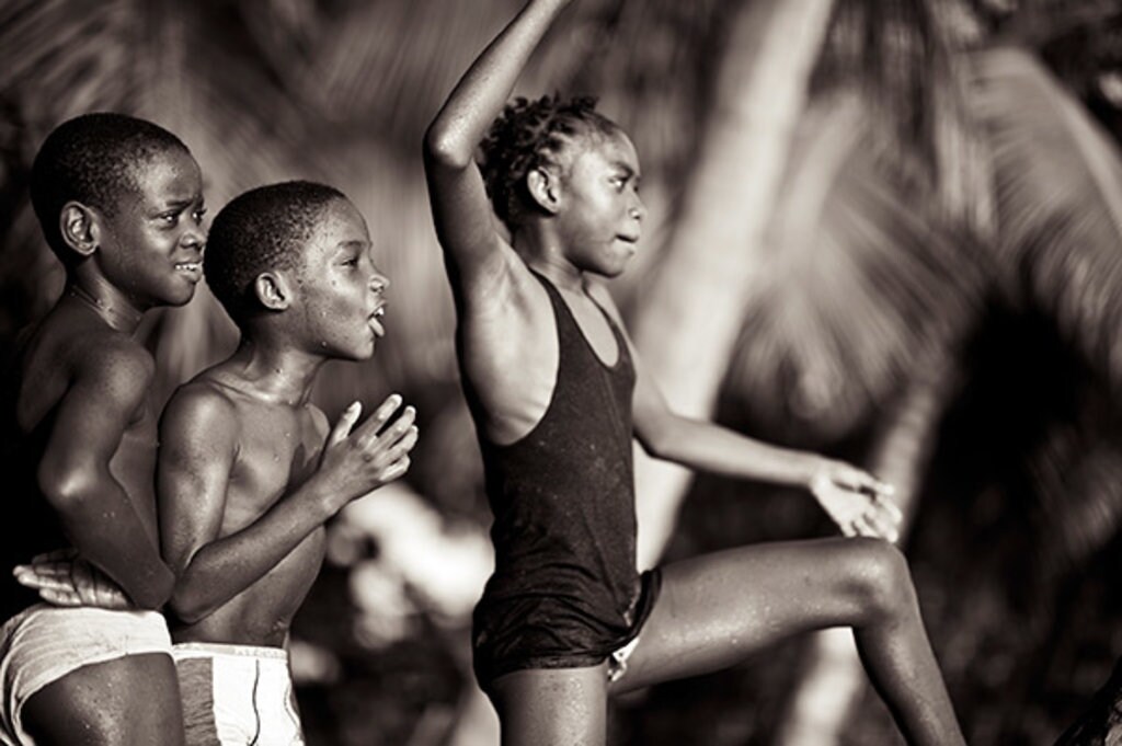 Spielende Kinder am Strand von Dominica © Lovis Ostenrik, Leben in der Karibik