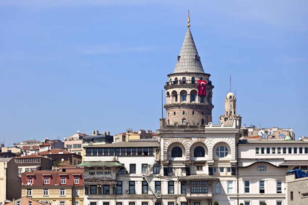 
 
<figcaption>Der Galata Turm gilt als Symbol Istanbuls</figcaption>” /><figcaption>Der Galata Turm gilt als Symbol Istanbuls</figcaption></figure>
<p>1. Der Galata Turm – das Wahrzeichen Istanbuls<br />———————————————-</p>
<p>Das Prachtstück am Nordufer des Goldenen Horns dominiert die Skyline der Stadt! Der steinerne Galata Turm wurde zwischen 1348 bis 1349 erbaut und ist 67 Meter hoch. Den Osmanen diente er einst als Feuerwachturm, heute ist das Bauwerk frisch restauriert und zum Glück für alle zugänglich – Lift inklusive. Ein wenig Ausdauer sollte man lediglich für den Rundgang auf den schmalen Terrassen mitbringen. Da kann es – je nach Andrang – schon mal eng werden. Warum der Turm trotzdem so beliebt ist? “Ich liebe den Galata Turm, weil er für mich Istanbul symbolisiert. Und er liegt nicht nur in einer wunderschönen Gegend, sondern bietet auch einen atemberaubenden Rundumblick über die Stadt”, erzählt unser VJ, Sertac Yuksel, aus Istanbul.</p>
<p><strong>Eintritt</strong>: 6,50 Euro  <br /><strong>Öffnungszeiten</strong>: 9 – 19.30 Uhr  <br /><strong>Lage</strong>: Bezirk Beyoğlu; zu erreichen ist der Turm am besten mit der Seilbahn</p>
<figure class='' data-markdown='1'>
<p><a href=