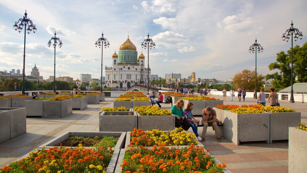 Cathedral of Christ the Savior showing a garden as well as a small group of people