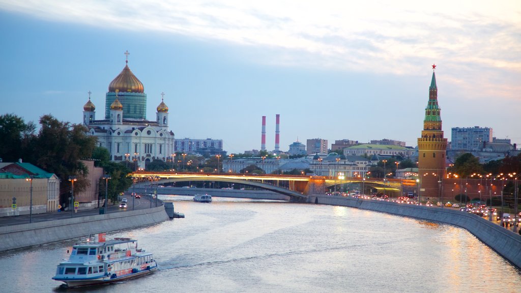 Catedral de Cristo Salvador que incluye una ciudad, un río o arroyo y un ferry