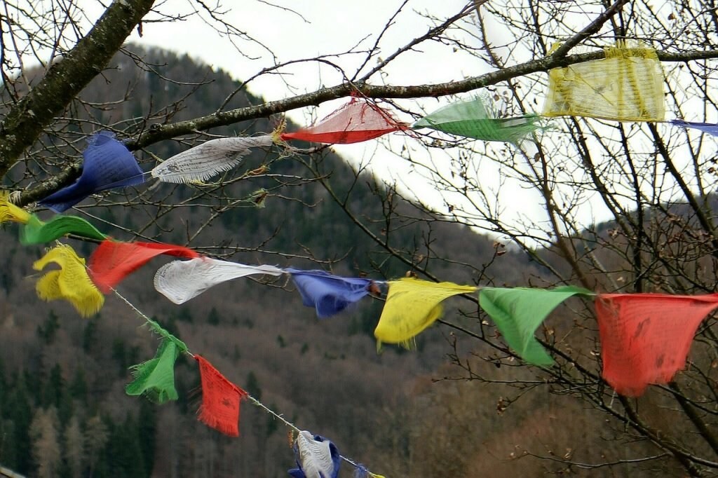 
 
<figcaption>Gebetsfahnen</figcaption>Tibet” /><figcaption>Gebetsfahnen</figcaption></figure>
<p>“</p>
        <div class=