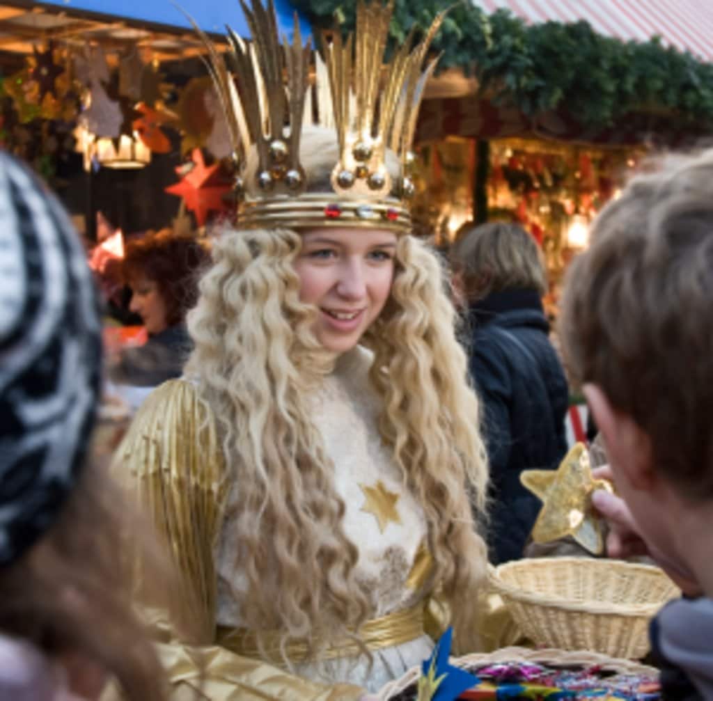 <figcaption>Das Nürnberger Christkind</figcaption>