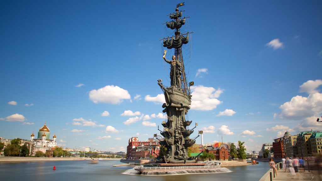 Monumento a Pedro el Grande ofreciendo un río o arroyo y un monumento