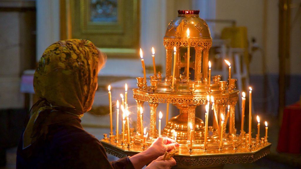 Monasterio de Alexander Nevsky que incluye aspectos religiosos y también una mujer