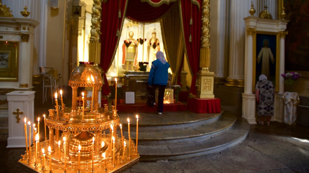 Alexander Nevsky Lavra mostrando uma igreja ou catedral e vistas internas