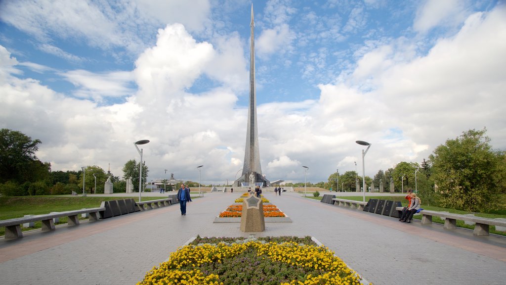 Monumento a los Conquistadores del Espacio mostrando un monumento y un jardín