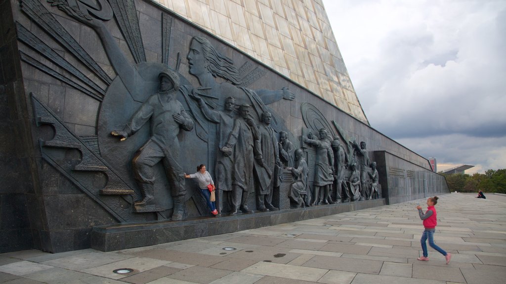 Monumento aos Conquistadores do Espaço que inclui um monumento