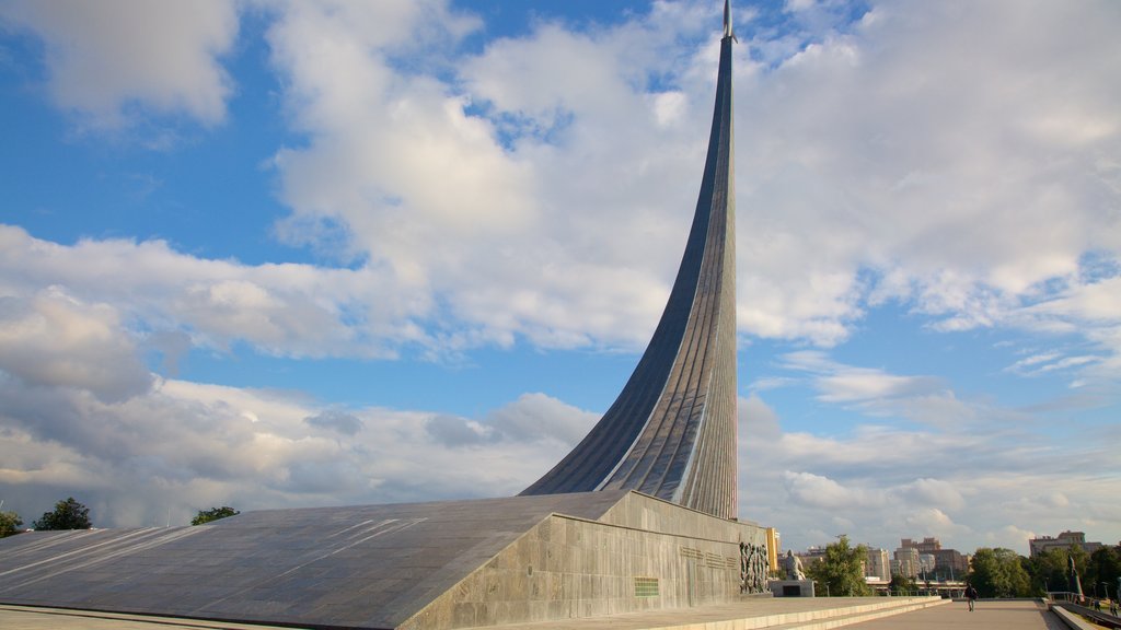 Monumento aos Conquistadores do Espaço que inclui um monumento