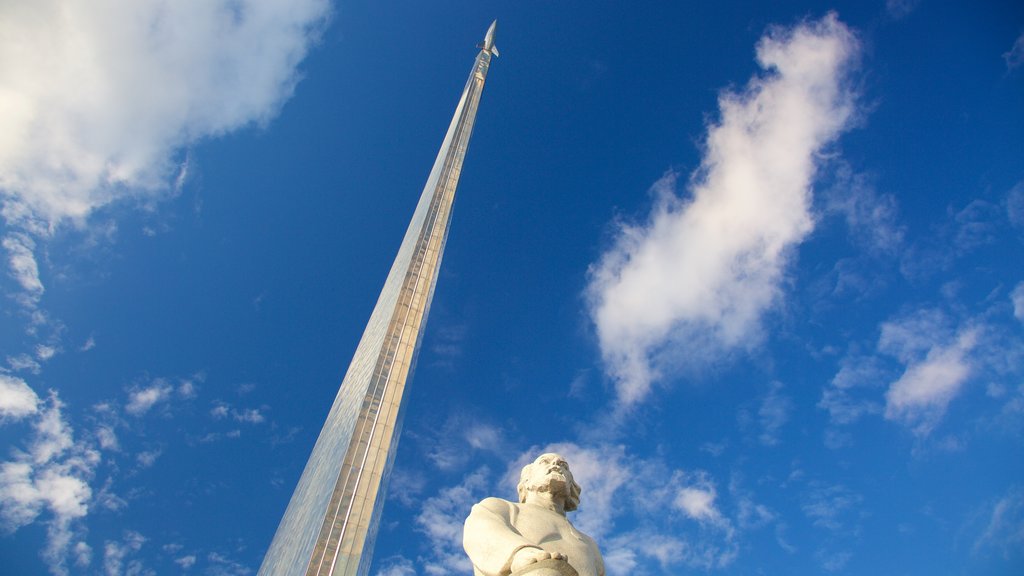 Monumento aos Conquistadores do Espaço que inclui um monumento