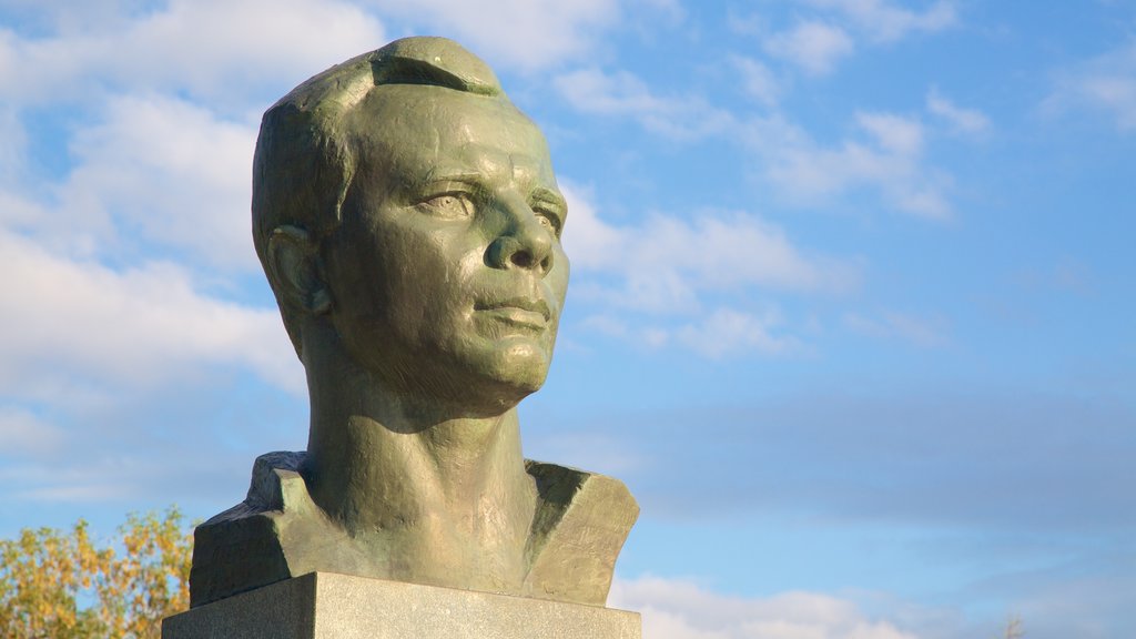 Monumento a los Conquistadores del Espacio que incluye un monumento y una estatua o escultura