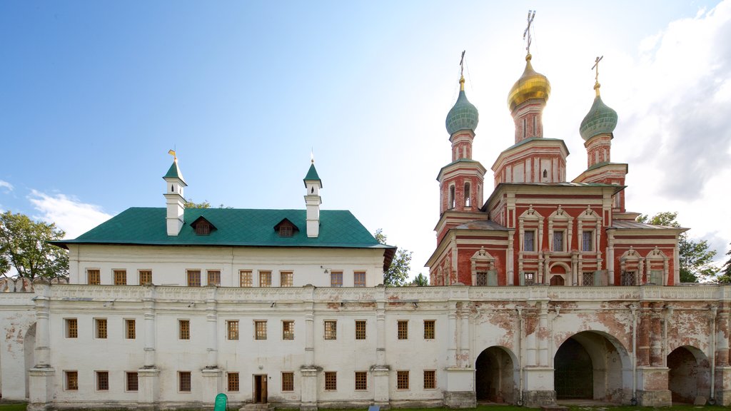 Novodevichy Kloster og Kirkegård som viser historiske bygningsværker