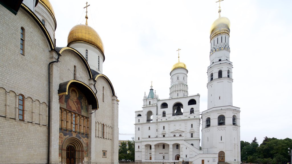 Campanário de Ivã III da Rússia caracterizando arquitetura de patrimônio e uma igreja ou catedral