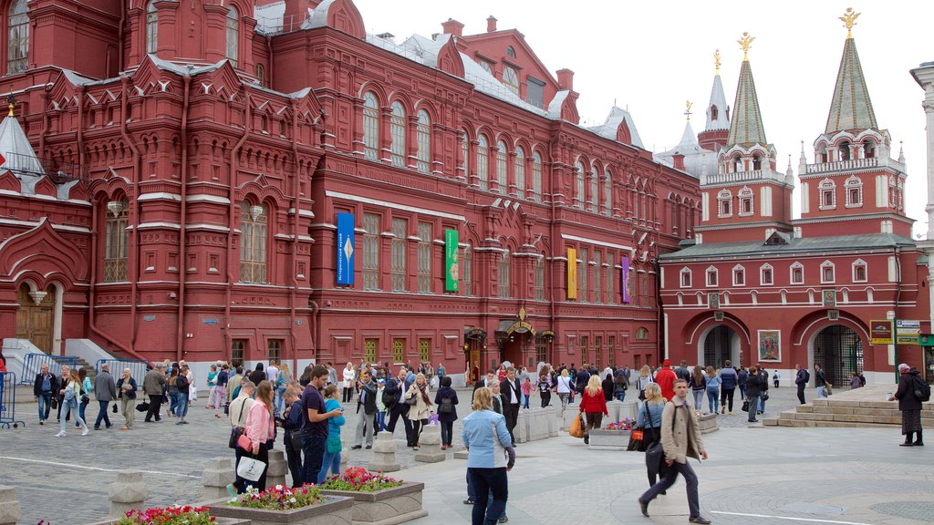 Opstandingspoort inclusief historische architectuur en een plein