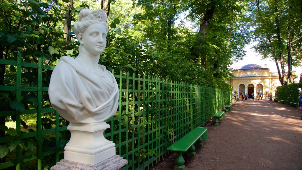 Jardin d\'été qui includes un parc et une statue ou une sculpture