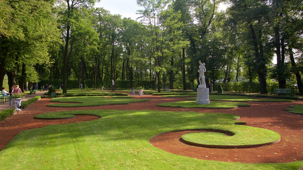 Jardín de verano mostrando un parque