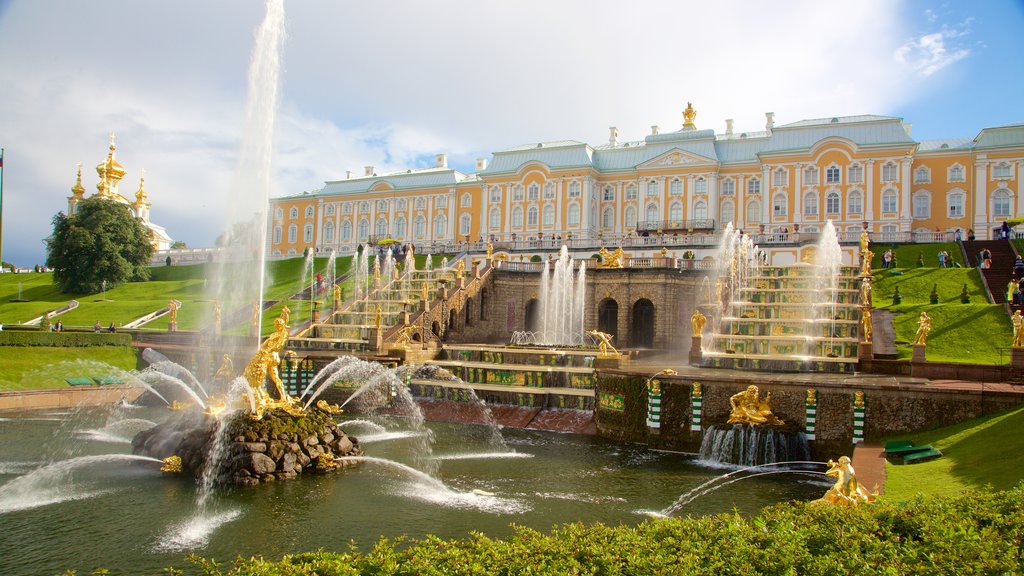 Peterhof palass og hage som inkluderer historisk arkitektur og fjell