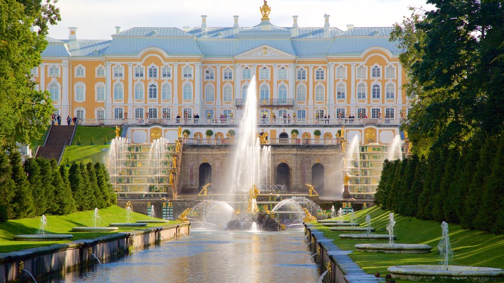 Peterhof-paladset og haven som omfatter et springvand og historiske bygningsværker