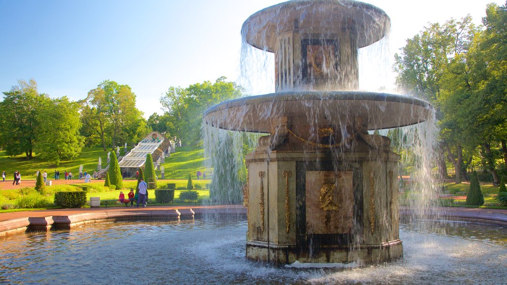 Palacio y jardín Peterhof mostrando una fuente y arquitectura patrimonial