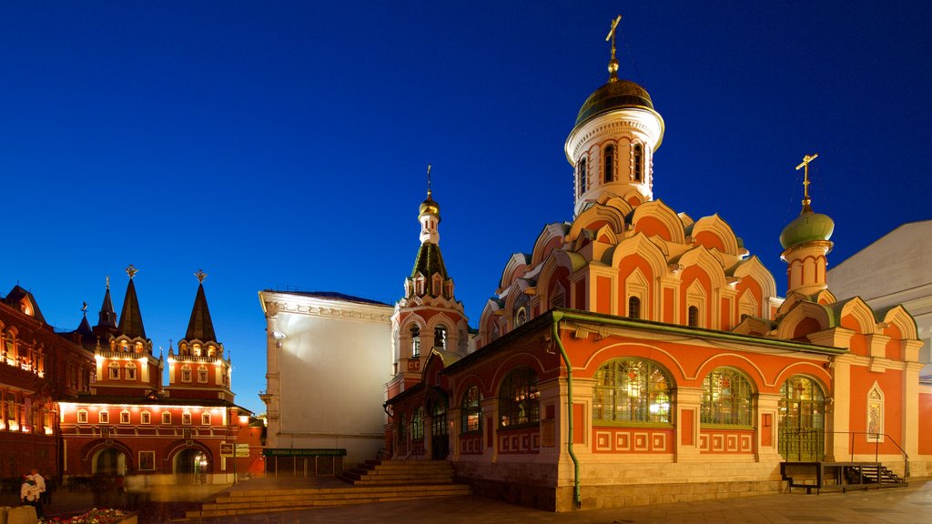 Kazan Katedral som viser historiske bygningsværker og en kirke eller en katedral