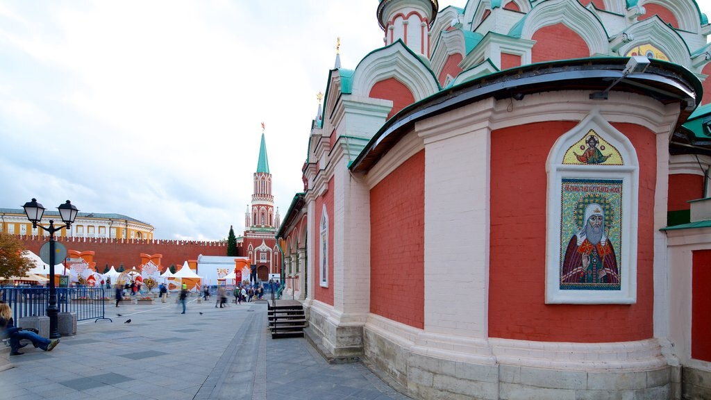 Cathédrale Notre-Dame-de-Kazan montrant église ou cathédrale, square ou place et patrimoine architectural