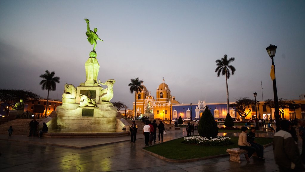 Trujillo mostrando vida nocturna, escenas de noche y una plaza