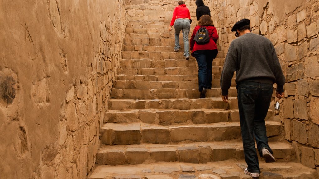 Pachacamac cosi come un piccolo gruppo di persone