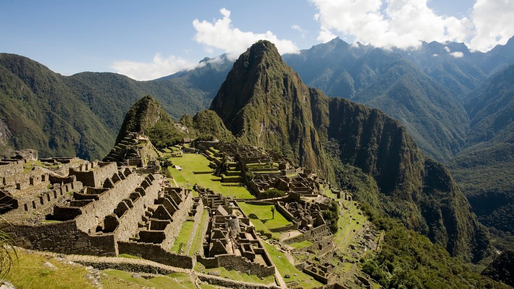 Huayna Picchu mostrando situaciones tranquilas, elementos patrimoniales y montañas