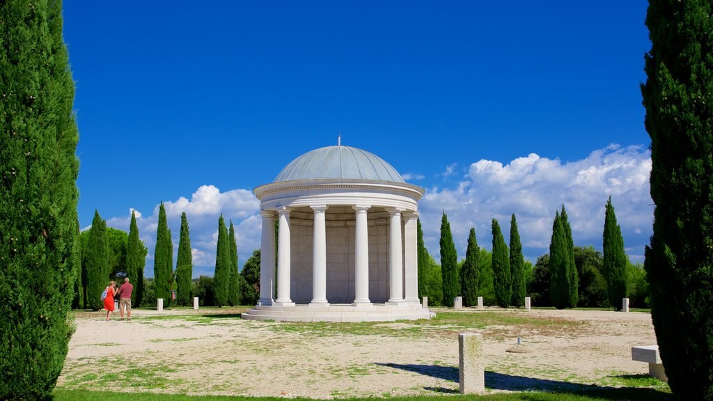 Ilha Vermelha mostrando elementos de patrimônio e um parque