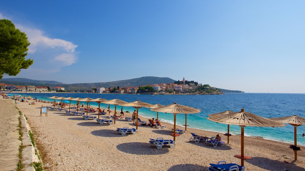 Strand van Primošten inclusief een kiezelstrand