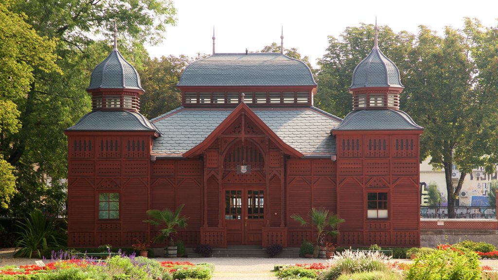 Jardín botánico mostrando arquitectura patrimonial y jardín