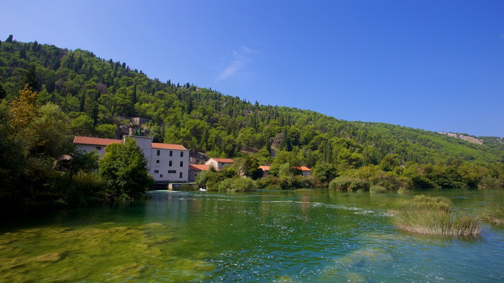 Parque Nacional Krka mostrando un lago o espejo de agua