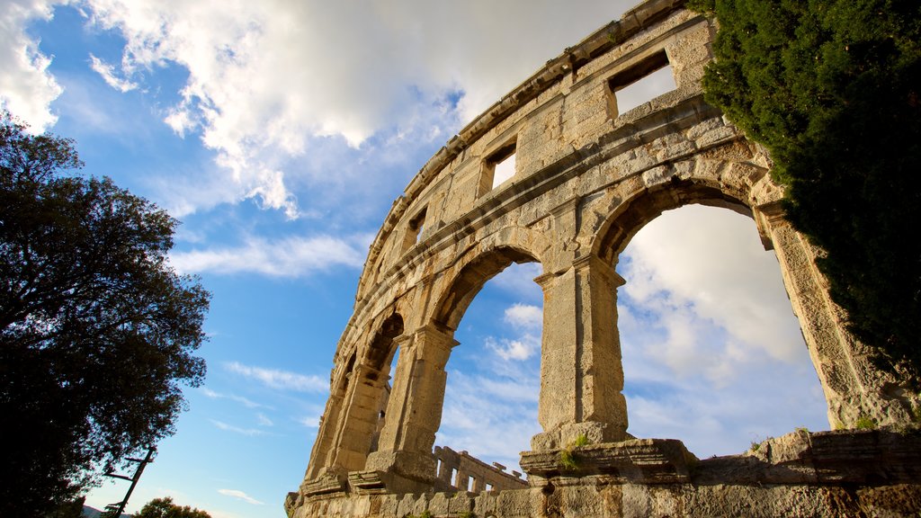 Pula Arena showing heritage architecture, a monument and a ruin