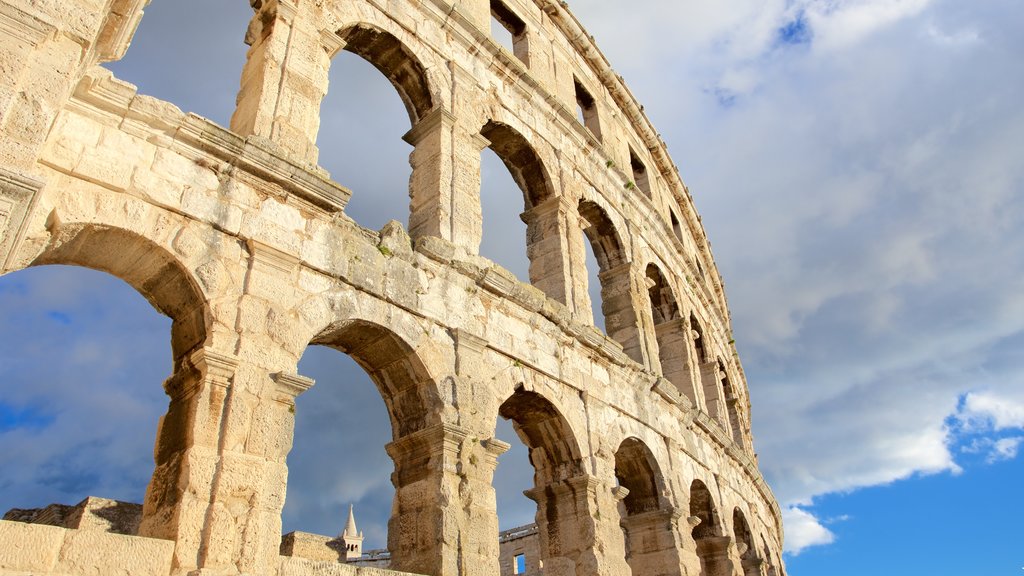 Pula Arena showing heritage architecture, a monument and a ruin