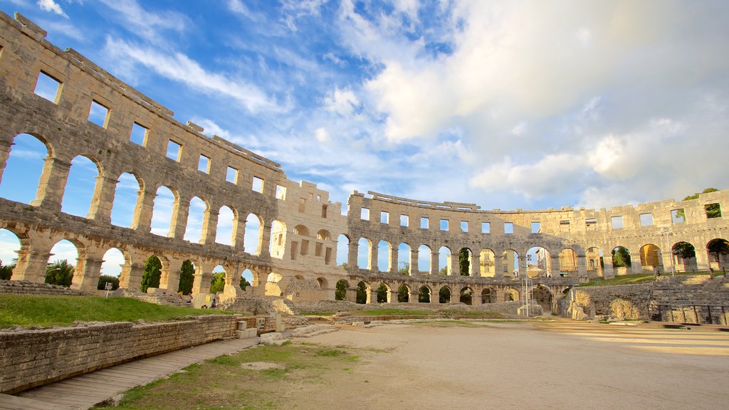 Pula Arena og byder på historiske bygningsværker, et monument og en ruin