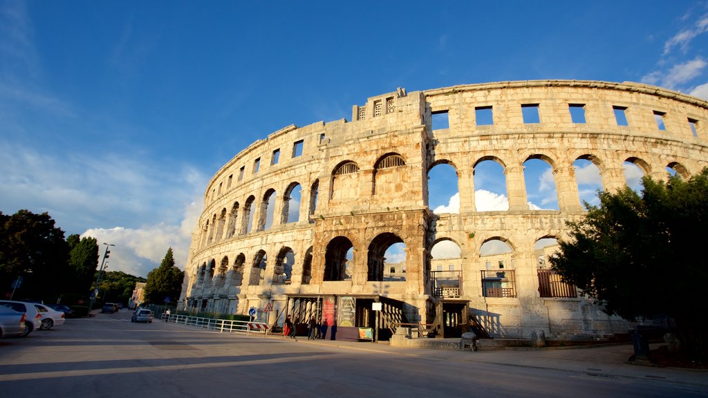 Pula Arena som viser ruiner, kulturarv og historisk arkitektur