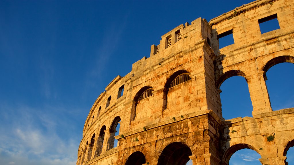 Estadio de Pula ofreciendo elementos patrimoniales, una ruina y arquitectura patrimonial