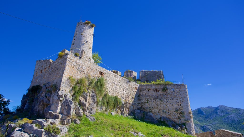 Fortaleza de Klis mostrando ruinas de edificios y elementos del patrimonio